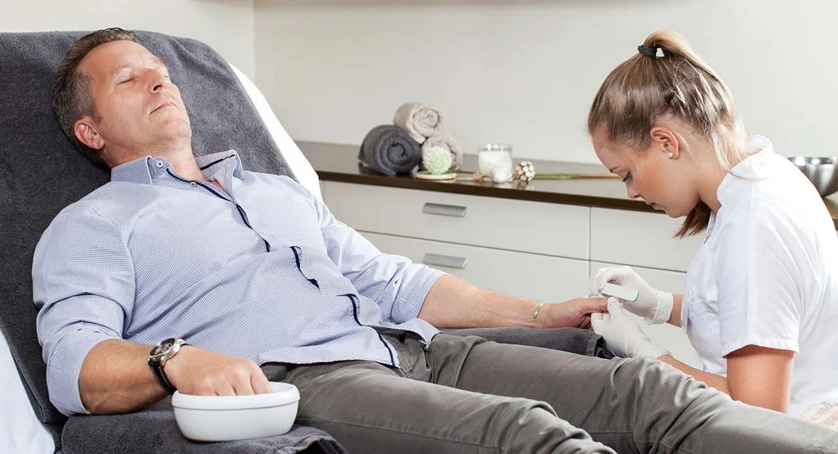 Gesichtsbehandlung der frische Pfiff Männerbehandlungen